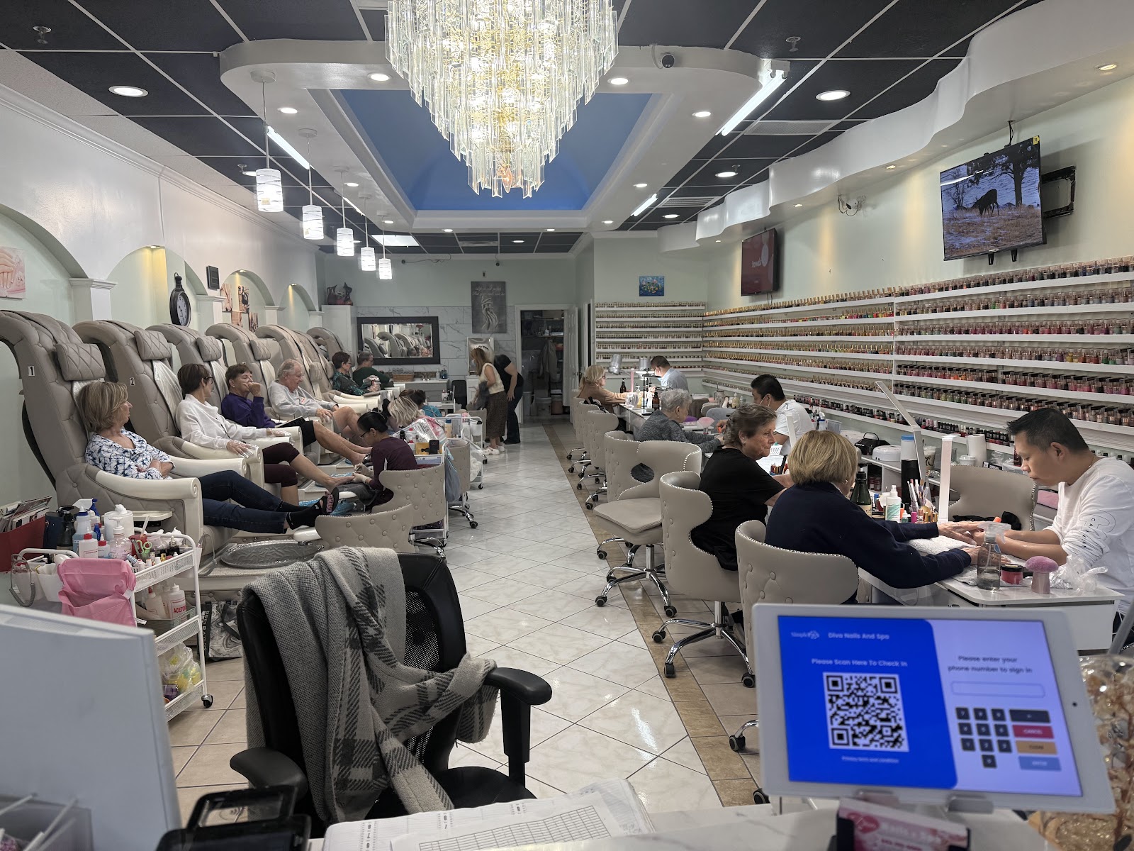 Diva Nails & Spa logo